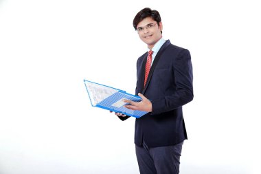 Belge dosyası beyaz arka plan üzerinde tutan genç Hintli işadamı