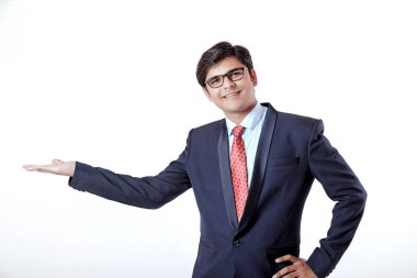 İzole beyaz arka plan üzerinde gösterilen Genç Hintli işadamı yapımı