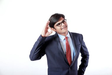 Beyaz arka plan Ok bir jest yapma genç Hintli işadamı izole