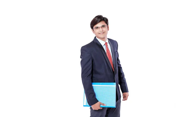 Młody Biznesmen Indyjskiego Trzymając Plik Dokumentu Białym Tle — Zdjęcie stockowe