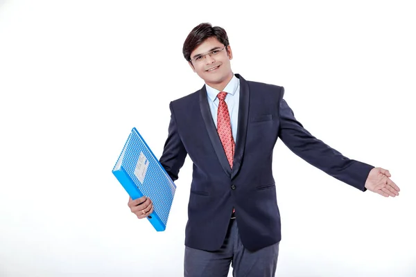 白い背景の上のドキュメント ファイルを保持若いインドのビジネスマン — ストック写真