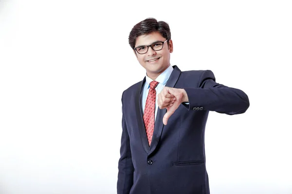 ダウン親指を示す若いインドの実業家 — ストック写真