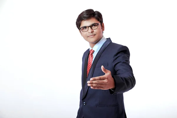 Jonge Indiase Zakenman Maken Een Deal Geïsoleerde Witte Achtergrond — Stockfoto