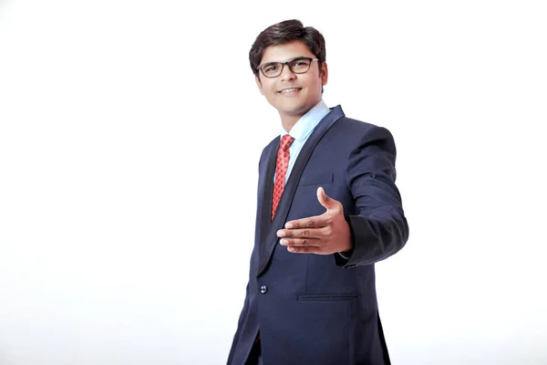 Jovem Empresário Indiano Fazendo Negócio Sobre Fundo Branco Isolado — Fotografia de Stock