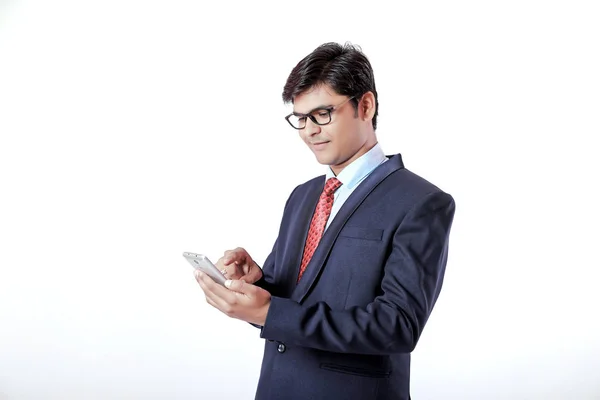 Jonge Indiase Ondernemers Praten Mobiele Telefoon Geïsoleerde Achtergrond — Stockfoto