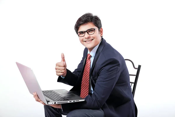 Молодой Индийский Бизнесменов Используя Ноутбук Изолированные Фон — стоковое фото
