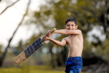 Kırsal Hintli çocuk kriket oynarken