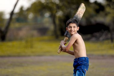 Kırsal Hintli çocuk kriket oynarken