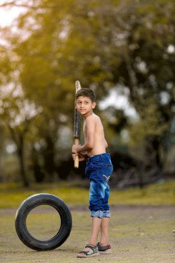 Kırsal Hintli çocuk kriket oynarken