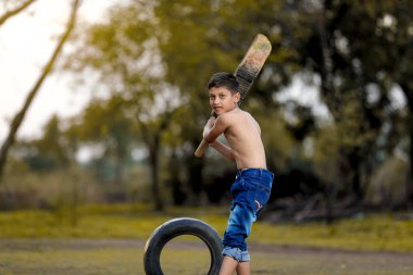 Kırsal Hintli çocuk kriket oynarken