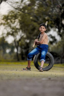 Kırsal Hintli çocuk kriket oynarken