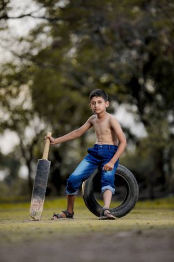 Yere oynayan kırsal Hintli çocuk