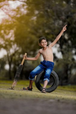 Yere oynayan kırsal Hintli çocuk