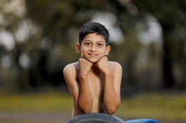 Yere oynayan kırsal Hintli çocuk