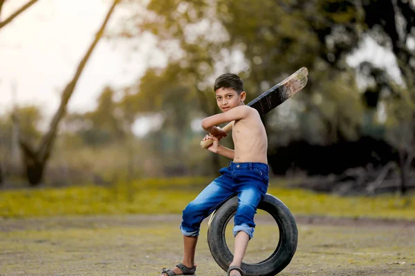 Rural Niño Indio Jugando Cricket — Foto de Stock