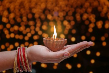 Hint Festivali diwali, lamba elinde