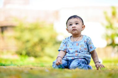 şirin Hint bebek çocuk bahçesinde oynarken
