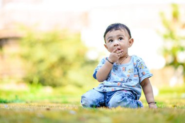 şirin Hint bebek çocuk bahçesinde oynarken