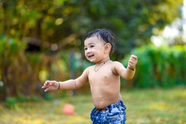 şirin Hint bebek çocuk bahçesinde oynarken