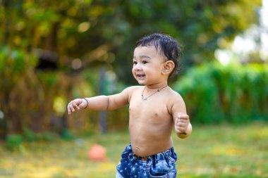 şirin Hint bebek çocuk bahçesinde oynarken