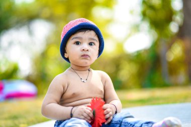 şirin Hint bebek çocuk bahçesinde oynarken