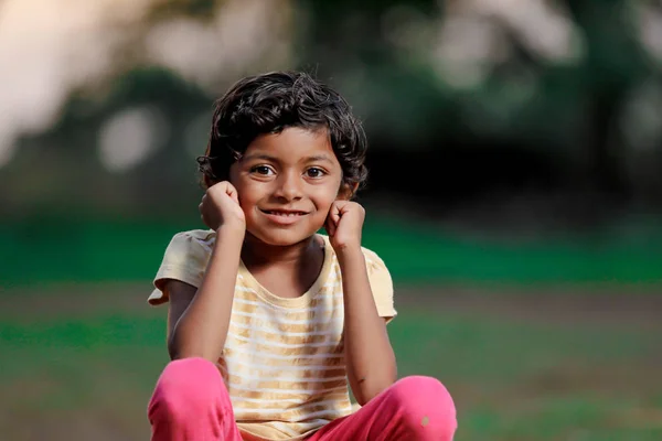 Zavallı Hintli Kız Çocuk — Stok fotoğraf