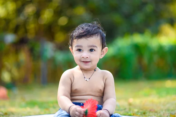 Милый Ребенок Индийский Мальчик Играет Саду — стоковое фото