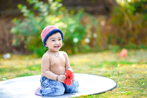 Милий Індійський Хлопчик Грає Саду — стокове фото