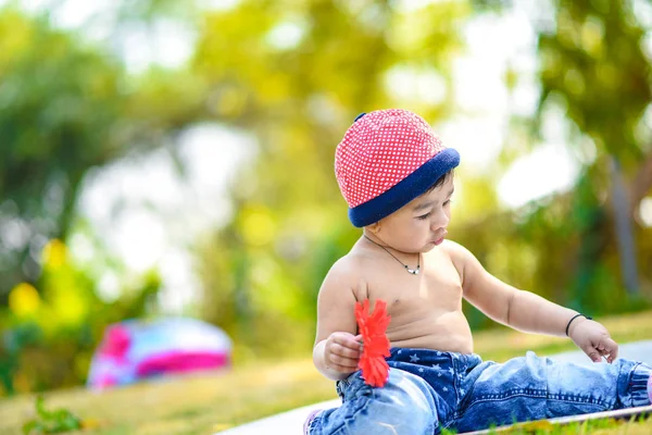 Bonito Menino Indiano Brincando Jardim — Fotografia de Stock