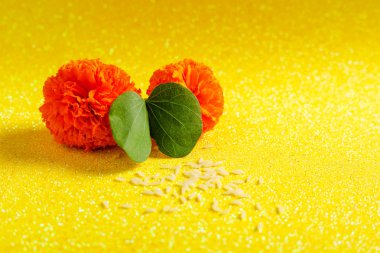 Mutlu Dussehra tebrik kartı, yeşil yaprak ve pirinç