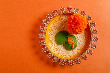 Mutlu Dussehra tebrik kartı, yeşil yaprak ve pirinç