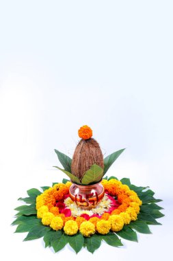 Bakır Kalash Hindistan cevizi, yaprak ve çiçek dekorasyon üzerinde beyaz bir arka plan ile. hindu puja temel.
