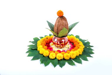 Bakır Kalash Hindistan cevizi, yaprak ve çiçek dekorasyon üzerinde beyaz bir arka plan ile. hindu puja temel.