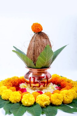 Bakır Kalash Hindistan cevizi, yaprak ve çiçek dekorasyon üzerinde beyaz bir arka plan ile. hindu puja temel.