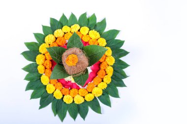 Bakır Kalash Hindistan cevizi, yaprak ve çiçek dekorasyon üzerinde beyaz bir arka plan ile. hindu puja temel.
