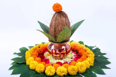 Bakır Kalash Hindistan cevizi, yaprak ve çiçek dekorasyon üzerinde beyaz bir arka plan ile. hindu puja temel.
