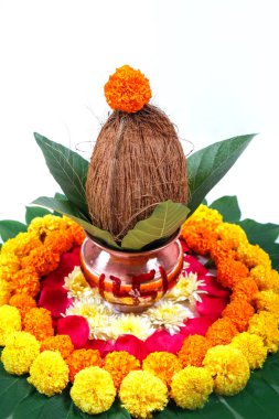 Bakır Kalash Hindistan cevizi, yaprak ve çiçek dekorasyon üzerinde beyaz bir arka plan ile. hindu puja temel.