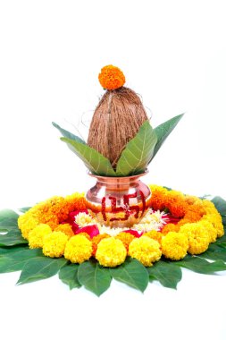 Bakır Kalash Hindistan cevizi, yaprak ve çiçek dekorasyon üzerinde beyaz bir arka plan ile. hindu puja temel.