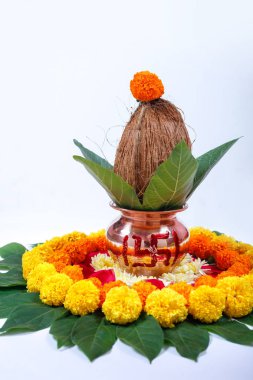 Bakır Kalash Hindistan cevizi, yaprak ve çiçek dekorasyon üzerinde beyaz bir arka plan ile. hindu puja temel.