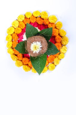 Bakır Kalash Hindistan cevizi, yaprak ve çiçek dekorasyon üzerinde beyaz bir arka plan ile. hindu puja temel.