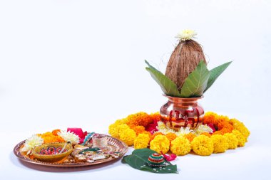 Bakır Kalash Hindistan cevizi, yaprak ve çiçek dekorasyon üzerinde beyaz bir arka plan ile. hindu puja temel.