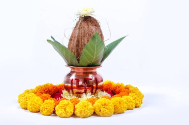 Bakır Kalash Hindistan cevizi, yaprak ve çiçek dekorasyon üzerinde beyaz bir arka plan ile. hindu puja temel.