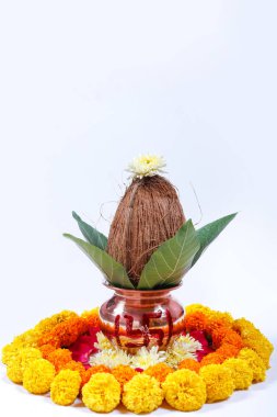 Bakır Kalash Hindistan cevizi, yaprak ve çiçek dekorasyon üzerinde beyaz bir arka plan ile. hindu puja temel.