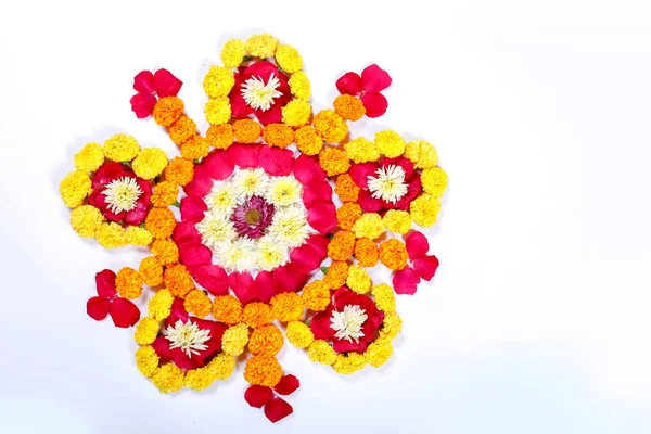 万寿菊花卉 Rangoli 设计为排灯节 印度节日花卉装饰 — 图库照片
