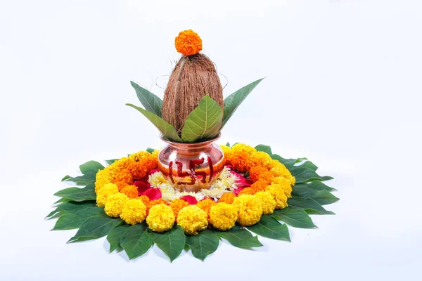 铜卡拉什与椰子 叶子和花卉装饰在白色背景 在印度教中必不可少的 — 图库照片