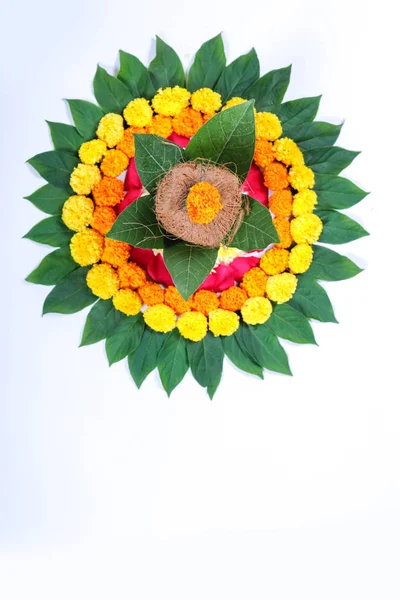Kalash Cobre Com Coco Folha Decoração Floral Sobre Fundo Branco — Fotografia de Stock