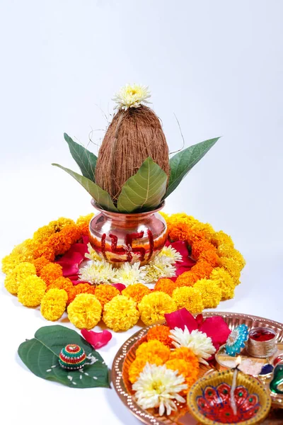 Kupfer Kalash Mit Kokos Blatt Und Blumenschmuck Auf Weißem Hintergrund — Stockfoto