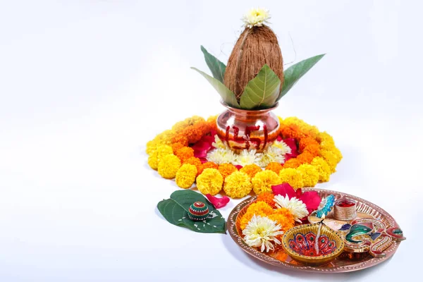 Miedź Kałasza Kokosa Liść Dekoracje Kwiatowe Białym Tle Istotne Hinduskich — Zdjęcie stockowe