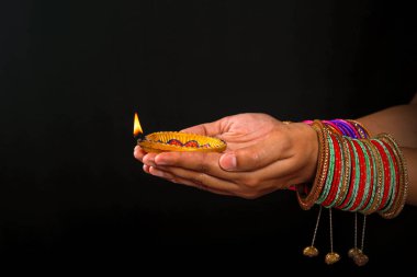 Hint Festivali diwali, lamba elinde