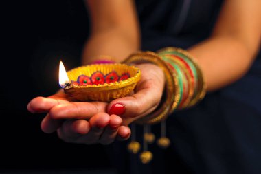 Hint Festivali diwali, lamba elinde